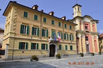 Palazzo Tornielli Sede comunale – Palazzo Tornielli, riedificato nell’800 dalla famiglia novarese dei Tornielli di Borgolavezzaro, rivela all’interno le sue antiche origini. Dallo scalone, il cui soffitto è decorato da un affresco mitologico di gusto settecentesco, si sale verso i saloni del primo piano, piacevolmente affrescati. Notevoli le ringhiere in ferro battuto che sono state realizzate da artigiani locali. Palazzo Tornielli è oggi sede del Comune di Ameno, che sistemando le sale nobiliari e le soffitte, ha organizzato uno spazio museale che ospita opere di arte sacra di proprietà della Curia di Novara e organizza installazioni di arte contemporanea.