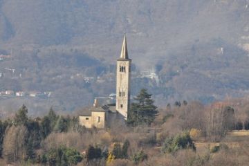Chiesa Parrocchiale di Maria Assunta - Eretta verso il 1340 su un nucleo più antico, l’edificio conserva la struttura a tre navate in stile romanico. Presenta un altare maggiore centrale ed altri due altari, posti lateralmente, dedicati alla Madonna Del Rosario e allo Spirito Santo. Un campanile romanico in blocchi squadrati di granito sovrapposti per l’altezza di 60 metri si affaccia alla chiesa. Incominciato nel 1505 (data scolpita alla base dello stesso) fu terminato 20 anni dopo. È uno dei più alti nel territorio ed è caratterizzato da una cella campanaria con monofore, bifore e trifore. Per innalzare i blocchi di granito si adoperò una grossa tenaglia fatta costruire appositamente; alcuni ancora la ricordano appesa nel vecchio Municipio, ma dopo un incendio se ne persero le tracce.  