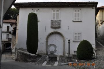 Fondazione Calderara - Casa Calderara è situata nel centro di Vacciago in Via Bardelli, è un prezioso esempio di architettura borghese rinascimentale della fascia subalpina e pregevole è il suo triplice loggiato su colonne in granito, che si susseguono in cinque arcate. Per volontà del pittore Calderara (1903-1978), il palazzo è diventato una casa-studio con il compito di conservare e mantenere inalterata la collezione di 327 opere di pittura e scultura contemporanea, di cui 56 dello stesso artista e 271 di 133 artisti europei ed extraeuropei, accomunati al maestro da amicizia, stima o affinità di ricerca.
