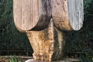 Monumento dedicato a Don Luigi Orione dallo scultore, pittore e ceramista italiano Andrea Cascella (Pescara, 10 gennaio 1919 – Milano, 26 agosto 1990)